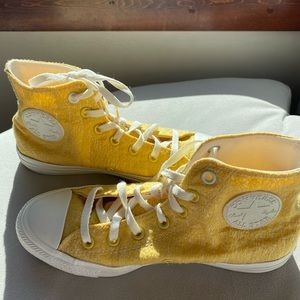 Size 8 yellow Converse EUC!